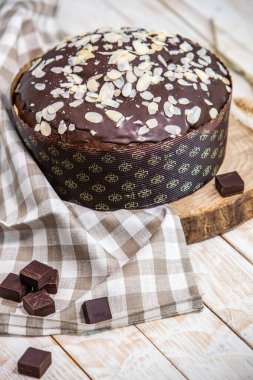 Panettone, 2021 yılında Paskalya için geleneksel İtalyan tatlısıdır. Çikolata ve çikolata parçacıkları ile kaplı ev yapımı panettone. Tatlı olarak sunulan ekmek..