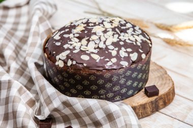 Panettone, 2021 yılında Paskalya için geleneksel İtalyan tatlısıdır. Çikolata ve çikolata parçacıkları ile kaplı ev yapımı panettone. Tatlı olarak sunulan ekmek..