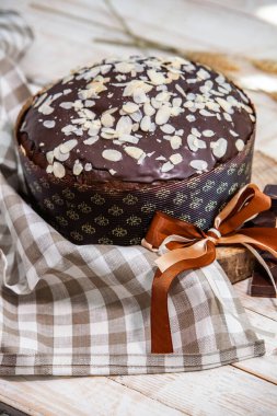 Panettone, 2021 yılında Paskalya için geleneksel İtalyan tatlısıdır. Çikolata ve çikolata parçacıkları ile kaplı ev yapımı panettone. Tatlı olarak sunulan ekmek..