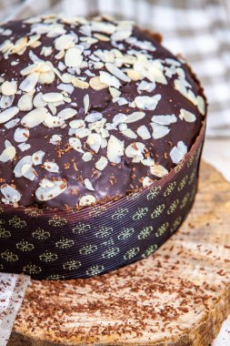 Panettone, 2021 yılında Paskalya için geleneksel İtalyan tatlısıdır. Çikolata ve çikolata parçacıkları ile kaplı ev yapımı panettone. Tatlı olarak sunulan ekmek..