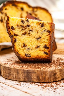 Panettone, 2021 yılında Paskalya için geleneksel İtalyan tatlısıdır. Çikolata ve çikolata parçacıkları ile kaplı ev yapımı panettone. Tatlı olarak sunulan ekmek..