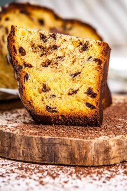 Panettone, 2021 yılında Paskalya için geleneksel İtalyan tatlısıdır. Çikolata ve çikolata parçacıkları ile kaplı ev yapımı panettone. Tatlı olarak sunulan ekmek..