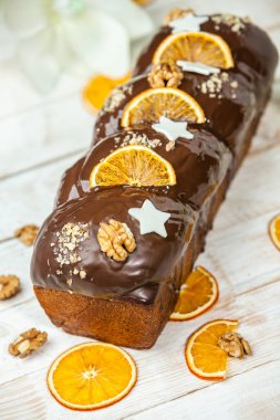 Panettone, 2021 yılında Paskalya için geleneksel İtalyan tatlısıdır. Çikolata ve çikolata parçacıkları ile kaplı ev yapımı panettone. Tatlı olarak sunulan ekmek..