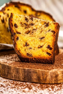 Panettone, 2021 yılında Paskalya için geleneksel İtalyan tatlısıdır. Çikolata ve çikolata parçacıkları ile kaplı ev yapımı panettone. Tatlı olarak sunulan ekmek..