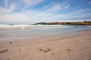 Kaliforniya 'nın Monterey şehrindeki Pasifik Okyanusu kıyısında. Amerika Birleşik Devletleri. Güneşli bir günde güzel bir sahil. Okyanus manzarası.