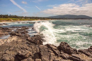 Kaliforniya 'nın Monterey şehrindeki Pasifik Okyanusu kıyısında. Amerika Birleşik Devletleri. Güneşli bir günde güzel bir sahil. Okyanus manzarası.