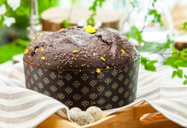 Panettone, 2021 yılında Paskalya için geleneksel İtalyan tatlısıdır. Çikolatayla kaplı ev yapımı panettone. Tatlı ekmek tatlı olarak servis edilir..