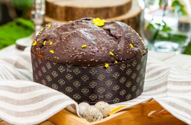 Panettone, 2021 yılında Paskalya için geleneksel İtalyan tatlısıdır. Çikolatayla kaplı ev yapımı panettone. Tatlı ekmek tatlı olarak servis edilir..