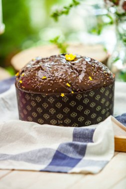 Panettone, 2021 yılında Paskalya için geleneksel İtalyan tatlısıdır. Çikolatayla kaplı ev yapımı panettone. Tatlı ekmek tatlı olarak servis edilir..
