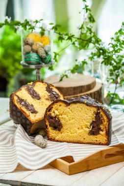 Panettone, 2021 yılında Paskalya için geleneksel İtalyan tatlısıdır. Çikolatayla kaplı ev yapımı panettone. Tatlı ekmek tatlı olarak servis edilir..