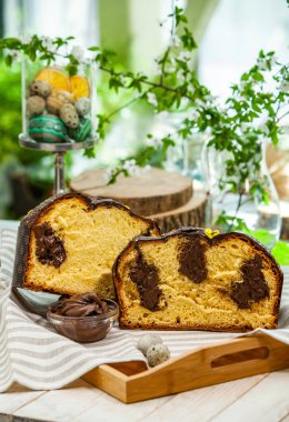Panettone, 2021 yılında Paskalya için geleneksel İtalyan tatlısıdır. Çikolatayla kaplı ev yapımı panettone. Tatlı ekmek tatlı olarak servis edilir..