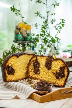 Panettone, 2021 yılında Paskalya için geleneksel İtalyan tatlısıdır. Çikolatayla kaplı ev yapımı panettone. Tatlı ekmek tatlı olarak servis edilir..