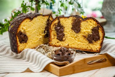 Panettone, 2021 yılında Paskalya için geleneksel İtalyan tatlısıdır. Çikolatayla kaplı ev yapımı panettone. Tatlı ekmek tatlı olarak servis edilir..
