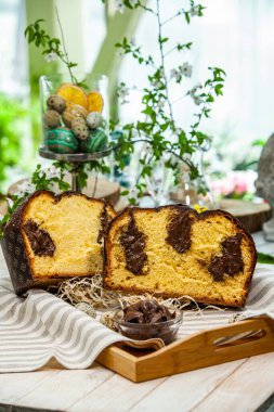 Panettone, 2021 yılında Paskalya için geleneksel İtalyan tatlısıdır. Çikolatayla kaplı ev yapımı panettone. Tatlı ekmek tatlı olarak servis edilir..