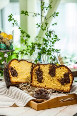 Panettone, 2021 yılında Paskalya için geleneksel İtalyan tatlısıdır. Çikolatayla kaplı ev yapımı panettone. Tatlı ekmek tatlı olarak servis edilir..