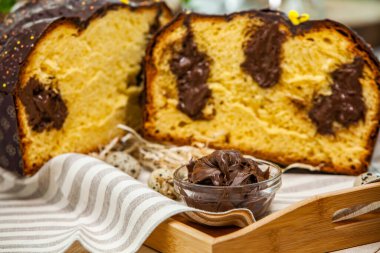 Panettone, 2021 yılında Paskalya için geleneksel İtalyan tatlısıdır. Çikolatayla kaplı ev yapımı panettone. Tatlı ekmek tatlı olarak servis edilir..