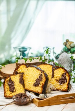 Panettone, 2021 yılında Paskalya için geleneksel İtalyan tatlısıdır. Çikolatayla kaplı ev yapımı panettone. Tatlı ekmek tatlı olarak servis edilir..