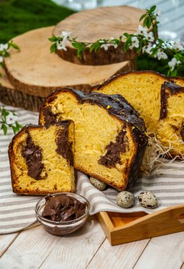 Panettone, 2021 yılında Paskalya için geleneksel İtalyan tatlısıdır. Çikolatayla kaplı ev yapımı panettone. Tatlı ekmek tatlı olarak servis edilir..