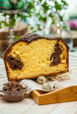 Panettone, 2021 yılında Paskalya için geleneksel İtalyan tatlısıdır. Çikolatayla kaplı ev yapımı panettone. Tatlı ekmek tatlı olarak servis edilir..