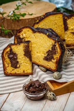 Panettone, 2021 yılında Paskalya için geleneksel İtalyan tatlısıdır. Çikolatayla kaplı ev yapımı panettone. Tatlı ekmek tatlı olarak servis edilir..