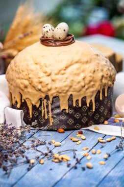 Panettone, 2021 yılında Paskalya için geleneksel İtalyan tatlısıdır. Çikolatayla kaplı ev yapımı panettone. Tatlı ekmek tatlı olarak servis edilir..