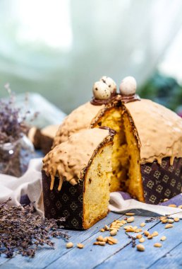 Panettone, 2021 yılında Paskalya için geleneksel İtalyan tatlısıdır. Çikolatayla kaplı ev yapımı panettone. Tatlı ekmek tatlı olarak servis edilir..