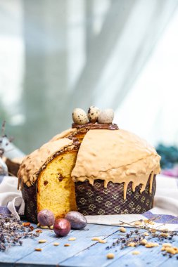 Panettone, 2021 yılında Paskalya için geleneksel İtalyan tatlısıdır. Çikolatayla kaplı ev yapımı panettone. Tatlı ekmek tatlı olarak servis edilir..