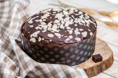 Panettone, 2021 yılında Paskalya için geleneksel İtalyan tatlısıdır. Çikolatayla kaplı ev yapımı panettone. Tatlı ekmek tatlı olarak servis edilir..