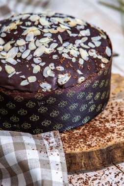 Panettone, 2021 yılında Paskalya için geleneksel İtalyan tatlısıdır. Çikolatayla kaplı ev yapımı panettone. Tatlı ekmek tatlı olarak servis edilir..