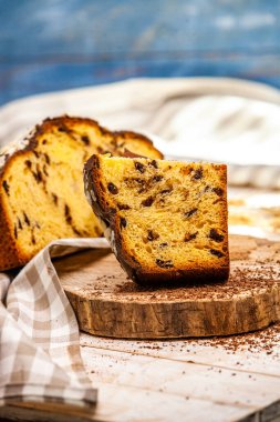Panettone, 2021 yılında Paskalya için geleneksel İtalyan tatlısıdır. Çikolatayla kaplı ev yapımı panettone. Tatlı ekmek tatlı olarak servis edilir..