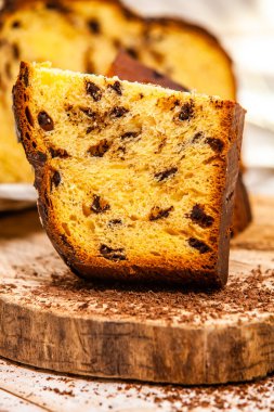 Panettone, 2021 yılında Paskalya için geleneksel İtalyan tatlısıdır. Çikolatayla kaplı ev yapımı panettone. Tatlı ekmek tatlı olarak servis edilir..