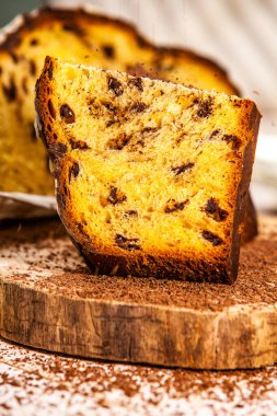 Panettone, 2021 yılında Paskalya için geleneksel İtalyan tatlısıdır. Çikolatayla kaplı ev yapımı panettone. Tatlı ekmek tatlı olarak servis edilir..