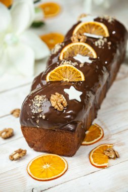 Panettone, 2021 yılında Paskalya için geleneksel İtalyan tatlısıdır. Çikolatayla kaplı ev yapımı panettone. Tatlı ekmek tatlı olarak servis edilir..