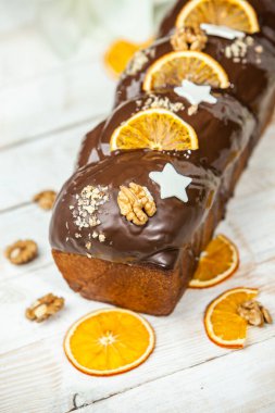 Panettone, 2021 yılında Paskalya için geleneksel İtalyan tatlısıdır. Çikolatayla kaplı ev yapımı panettone. Tatlı ekmek tatlı olarak servis edilir..