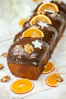 Panettone, 2021 yılında Paskalya için geleneksel İtalyan tatlısıdır. Çikolatayla kaplı ev yapımı panettone. Tatlı ekmek tatlı olarak servis edilir..