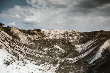 Terk edilmiş kireç taşı ocağı. İlginç bir rahatlama şekli. İnanılmaz tepeler ve zemin. Dünyanın kuru bölgeleri. Küresel sıcaklık