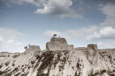 Terk edilmiş kireç taşı ocağı. İlginç bir rahatlama şekli. İnanılmaz tepeler ve zemin. Dünyanın kuru bölgeleri. Küresel sıcaklık