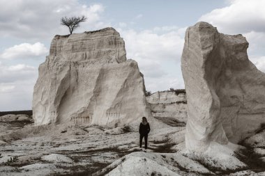 Terk edilmiş kireç taşı ocağı. İlginç bir rahatlama şekli. İnanılmaz tepeler ve zemin. Dünyanın kuru bölgeleri. Küresel sıcaklık