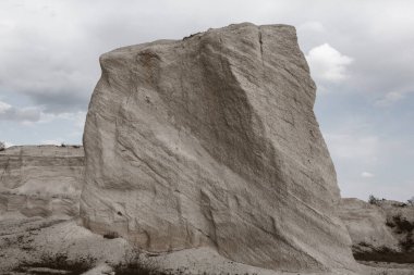 Terk edilmiş kireç taşı ocağı. İlginç bir rahatlama şekli. İnanılmaz tepeler ve zemin. Dünyanın kuru bölgeleri. Küresel sıcaklık