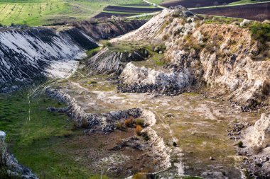 Terk edilmiş kireç taşı ocağı. İlginç bir rahatlama şekli. İnanılmaz tepeler ve zemin. Dünyanın kuru bölgeleri. Küresel sıcaklık