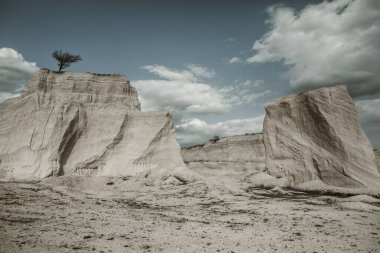 Terk edilmiş kireç taşı ocağı. İlginç bir rahatlama şekli. İnanılmaz tepeler ve zemin. Dünyanın kuru bölgeleri. Küresel sıcaklık