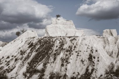 Terk edilmiş kireç taşı ocağı. İlginç bir rahatlama şekli. İnanılmaz tepeler ve zemin. Dünyanın kuru bölgeleri. Küresel sıcaklık