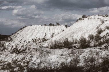 Terk edilmiş kireç taşı ocağı. İlginç bir rahatlama şekli. İnanılmaz tepeler ve zemin. Dünyanın kuru bölgeleri. Küresel sıcaklık