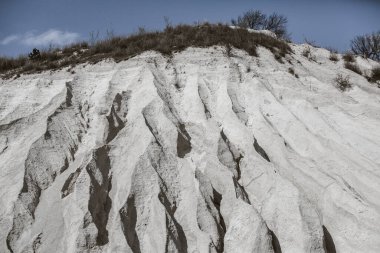 Terk edilmiş kireç taşı ocağı. İlginç bir rahatlama şekli. İnanılmaz tepeler ve zemin. Dünyanın kuru bölgeleri. Küresel sıcaklık