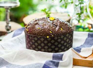 Panettone, 2021 yılında Paskalya için geleneksel İtalyan tatlısıdır. Çikolata ve çikolata parçacıkları ile kaplı ev yapımı panettone. Tatlı olarak sunulan ekmek..