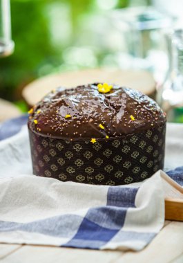 Panettone, 2021 yılında Paskalya için geleneksel İtalyan tatlısıdır. Çikolata ve çikolata parçacıkları ile kaplı ev yapımı panettone. Tatlı olarak sunulan ekmek..