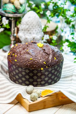 Panettone, 2021 yılında Paskalya için geleneksel İtalyan tatlısıdır. Çikolata ve çikolata parçacıkları ile kaplı ev yapımı panettone. Tatlı olarak sunulan ekmek..