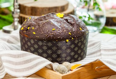 Panettone, 2021 yılında Paskalya için geleneksel İtalyan tatlısıdır. Çikolata ve çikolata parçacıkları ile kaplı ev yapımı panettone. Tatlı olarak sunulan ekmek..