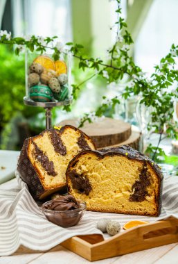 Panettone, 2021 yılında Paskalya için geleneksel İtalyan tatlısıdır. Çikolata ve çikolata parçacıkları ile kaplı ev yapımı panettone. Tatlı olarak sunulan ekmek..