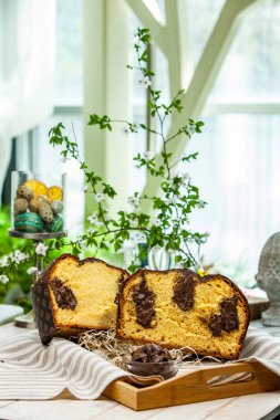 Panettone, 2021 yılında Paskalya için geleneksel İtalyan tatlısıdır. Çikolata ve çikolata parçacıkları ile kaplı ev yapımı panettone. Tatlı olarak sunulan ekmek..